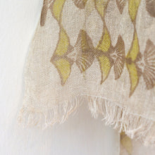 画像をギャラリービューアに読み込む, 麻のストール(ougi; ブラウン×イエロー)/ 神山結子