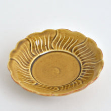 画像をギャラリービューアに読み込む, 黄磁芙蓉小皿 / 阿部春弥(三窯)