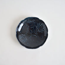 Load image into Gallery viewer, ルリ陽刻牡丹唐草文5寸皿 / 阿部春弥(三窯)