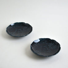 Load image into Gallery viewer, ルリ陽刻牡丹唐草文5寸皿 / 阿部春弥(三窯)