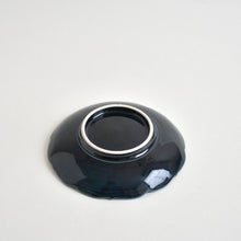 Load image into Gallery viewer, ルリ陽刻牡丹唐草文5寸皿 / 阿部春弥(三窯)