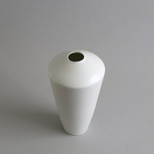 Load image into Gallery viewer, 花入(白) / 高久敏士