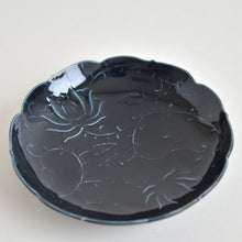 Load image into Gallery viewer, ルリ陽刻牡丹唐草文5寸皿 / 阿部春弥(三窯)