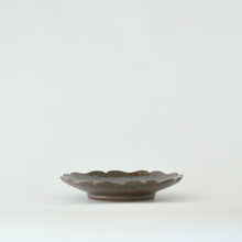 Load image into Gallery viewer, 黒飴釉稜花皿(5寸) / 後藤竜太