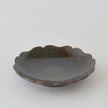 Load image into Gallery viewer, 黒飴釉稜花皿(5寸) / 後藤竜太