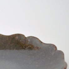 Load image into Gallery viewer, 黒飴釉稜花皿(5寸) / 後藤竜太