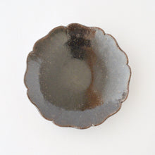 Load image into Gallery viewer, 黒飴釉稜花皿(5寸) / 後藤竜太