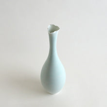 画像をギャラリービューアに読み込む, 青白磁一輪挿し / 村田匠也