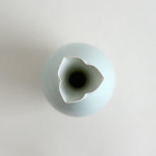 画像をギャラリービューアに読み込む, 青白磁一輪挿し / 村田匠也