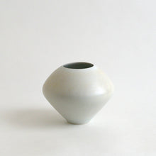 画像をギャラリービューアに読み込む, 桃白磁窯変花器 / 村田匠也
