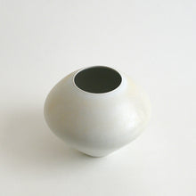 画像をギャラリービューアに読み込む, 桃白磁窯変花器 / 村田匠也