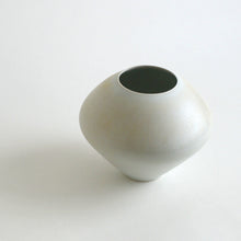 画像をギャラリービューアに読み込む, 桃白磁窯変花器 / 村田匠也