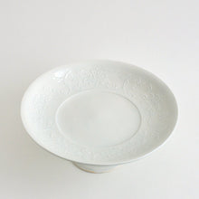 画像をギャラリービューアに読み込む, 陽刻宝相華文7.5寸台皿(白磁) / 阿部春弥