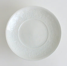 画像をギャラリービューアに読み込む, 陽刻宝相華文7.5寸台皿(白磁) / 阿部春弥