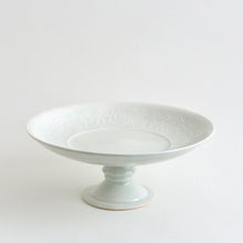 画像をギャラリービューアに読み込む, 陽刻宝相華文7.5寸台皿(白磁) / 阿部春弥