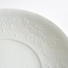 画像をギャラリービューアに読み込む, 陽刻宝相華文7.5寸台皿(白磁) / 阿部春弥