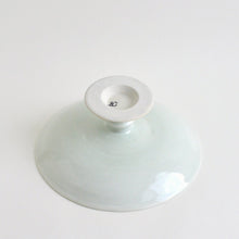 画像をギャラリービューアに読み込む, 陽刻宝相華文7.5寸台皿(白磁) / 阿部春弥