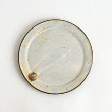 Load image into Gallery viewer, 粉引幅広リム平皿(6.5寸)/ 十河隆史