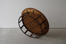 Load image into Gallery viewer, タリアン族 正円卓 濃色 / mrak
