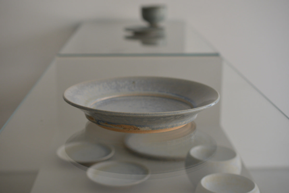 灰白碧灰釉8寸広リム皿 / 清岡幸道 – toutou online