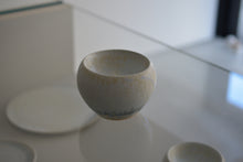 Load image into Gallery viewer, 灰白碧灰釉凹ボウル / 清岡幸道
