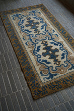 Load image into Gallery viewer, 十字唐草 / 赤穂緞通（在庫あり／店頭販売のみ）
