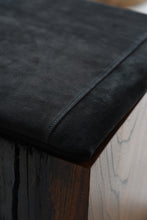 画像をギャラリービューアに読み込む, 椅子敷き 40×40 / 小河眞平
