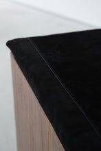 画像をギャラリービューアに読み込む, 椅子敷き 40×40 / 小河眞平
