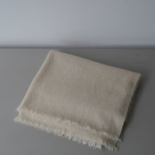 画像をギャラリービューアに読み込む, カシミヤストール フラット白A / 高見由香
