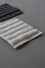 画像をギャラリービューアに読み込む, 二重織中綿入マット小 墨 / 高見由香
