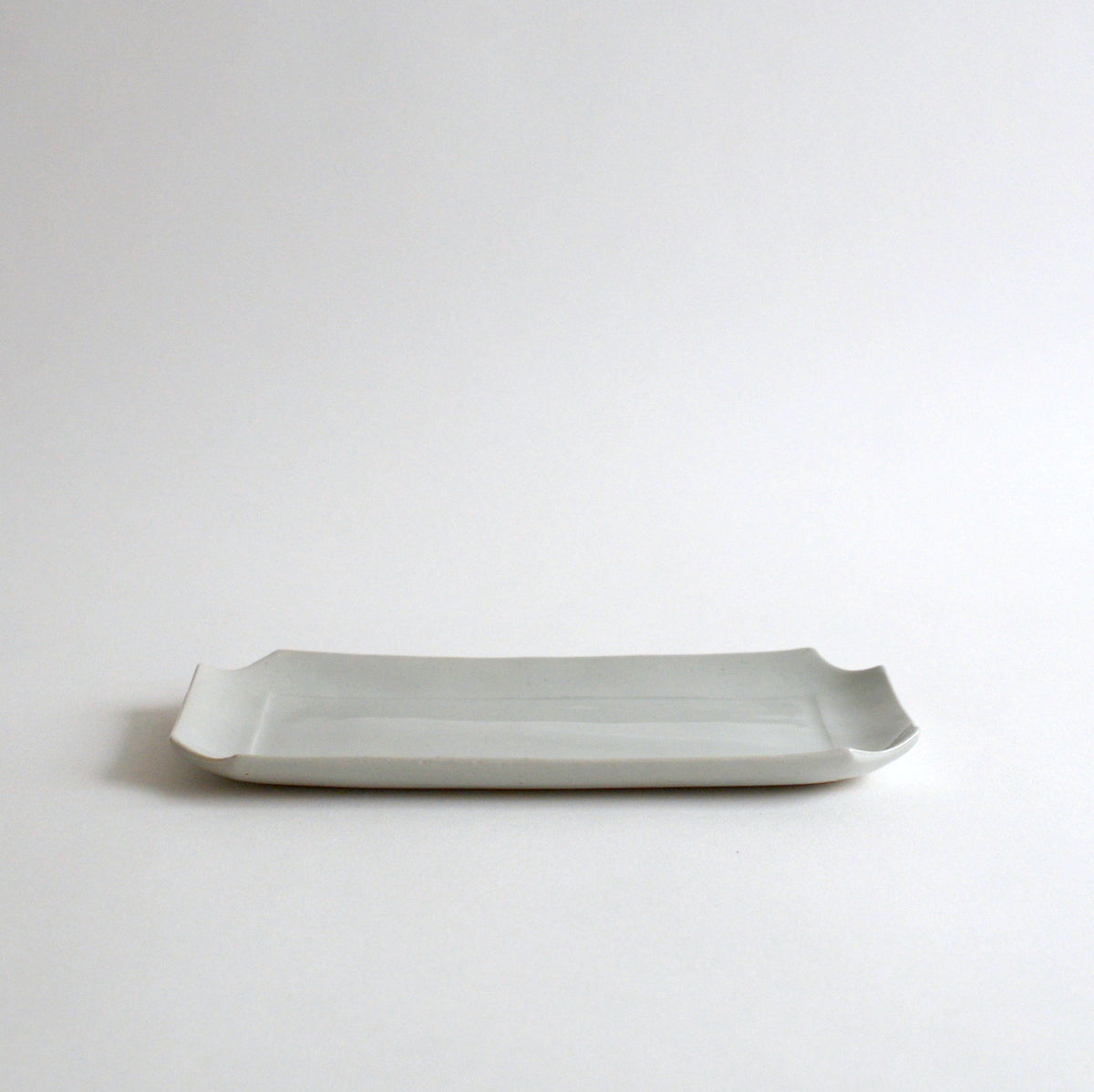 白磁隅切長方皿 / 阿南維也 – toutou online