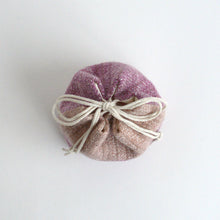 画像をギャラリービューアに読み込む, 小袋 (羊毛：コチニール / アカソ)  / 滝沢都
