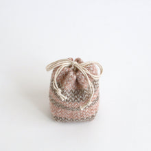 画像をギャラリービューアに読み込む, 小袋 (羊毛： アカソ)  / 滝沢都
