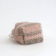 画像をギャラリービューアに読み込む, 小袋 (羊毛： アカソ)  / 滝沢都
