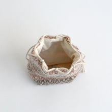 画像をギャラリービューアに読み込む, 小袋 (羊毛： アカソ)  / 滝沢都
