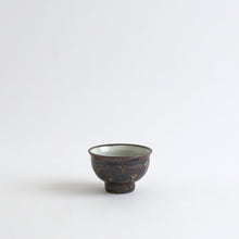 Load image into Gallery viewer, 鉄抜絵煎茶碗 大 / 袖師窯
