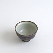 Load image into Gallery viewer, 鉄抜絵煎茶碗 大 / 袖師窯
