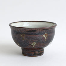 Load image into Gallery viewer, 鉄抜絵煎茶碗 大 / 袖師窯
