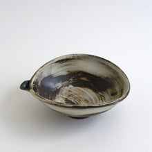 Load image into Gallery viewer, はけ目片口鉢 / 山田隆太郎
