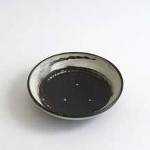 Load image into Gallery viewer, はけ目6寸平鉢 / 山田隆太郎
