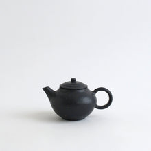Load image into Gallery viewer, 炭化茶壺 / 日高伸治
