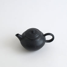 Load image into Gallery viewer, 炭化茶壺 / 日高伸治
