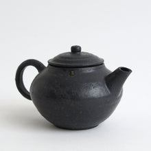 Load image into Gallery viewer, 炭化茶壺 / 日高伸治
