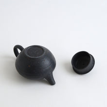 Load image into Gallery viewer, 炭化茶壺 / 日高伸治
