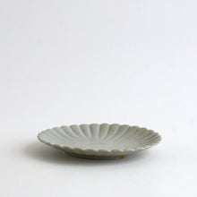 Load image into Gallery viewer, 青白磁輪花6寸皿 菊 / 日高伸治
