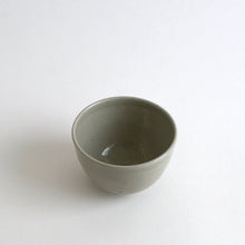 Load image into Gallery viewer, 青白磁高形飯碗 / 日高伸治
