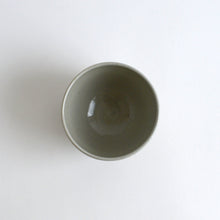 Load image into Gallery viewer, 青白磁高形飯碗 / 日高伸治
