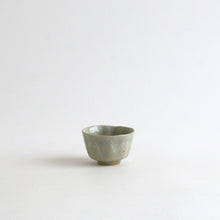 Load image into Gallery viewer, 青白磁象嵌文茶杯 / 日高伸治
