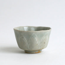 Load image into Gallery viewer, 青白磁象嵌文茶杯 / 日高伸治
