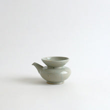 Load image into Gallery viewer, 青白磁片口茶海 / 日高伸治
